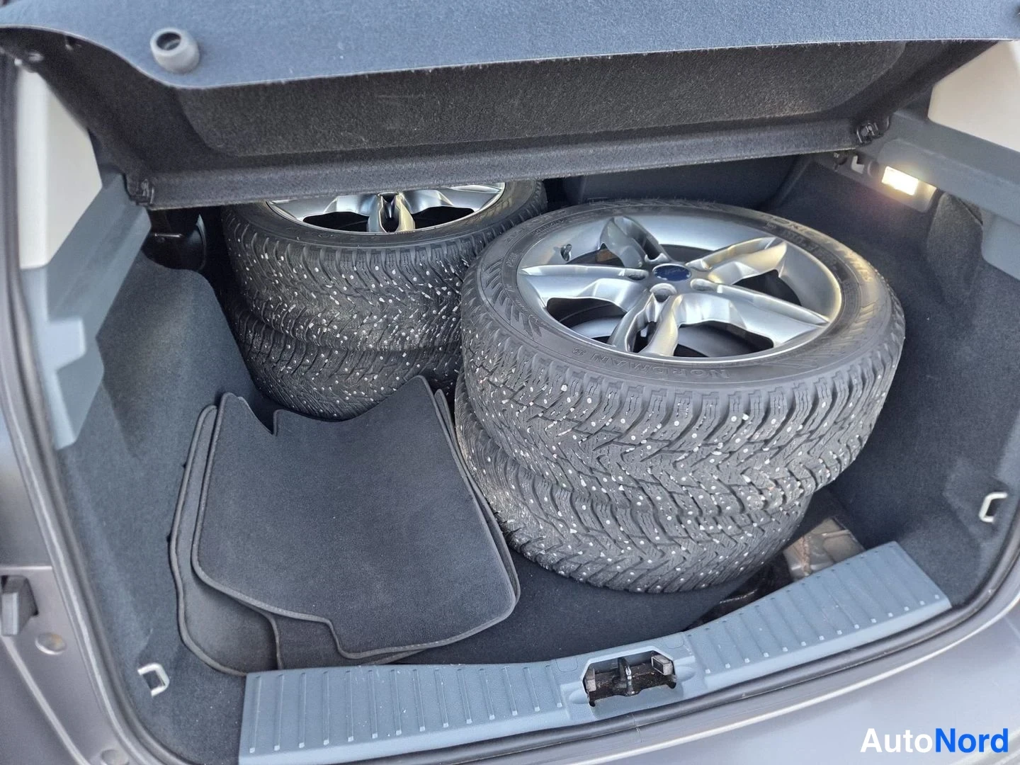 Ruskea Ford C-Max 2012, tavaratila, kuva 4