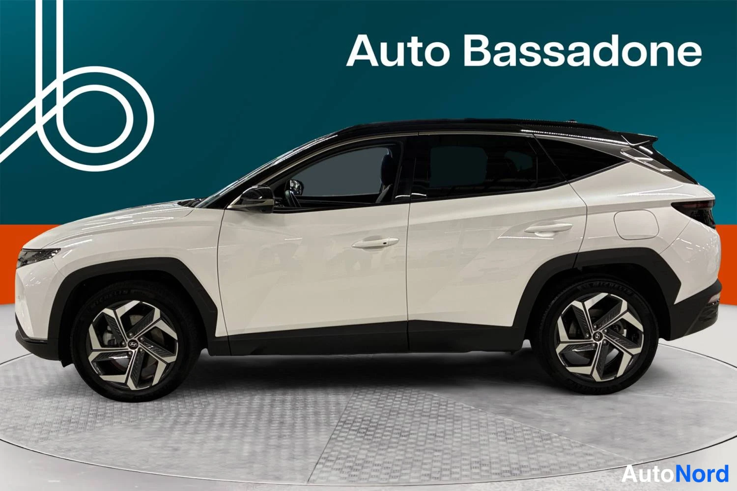 Valkoinen Hyundai Tucson 2024, sivulta, kuva 4