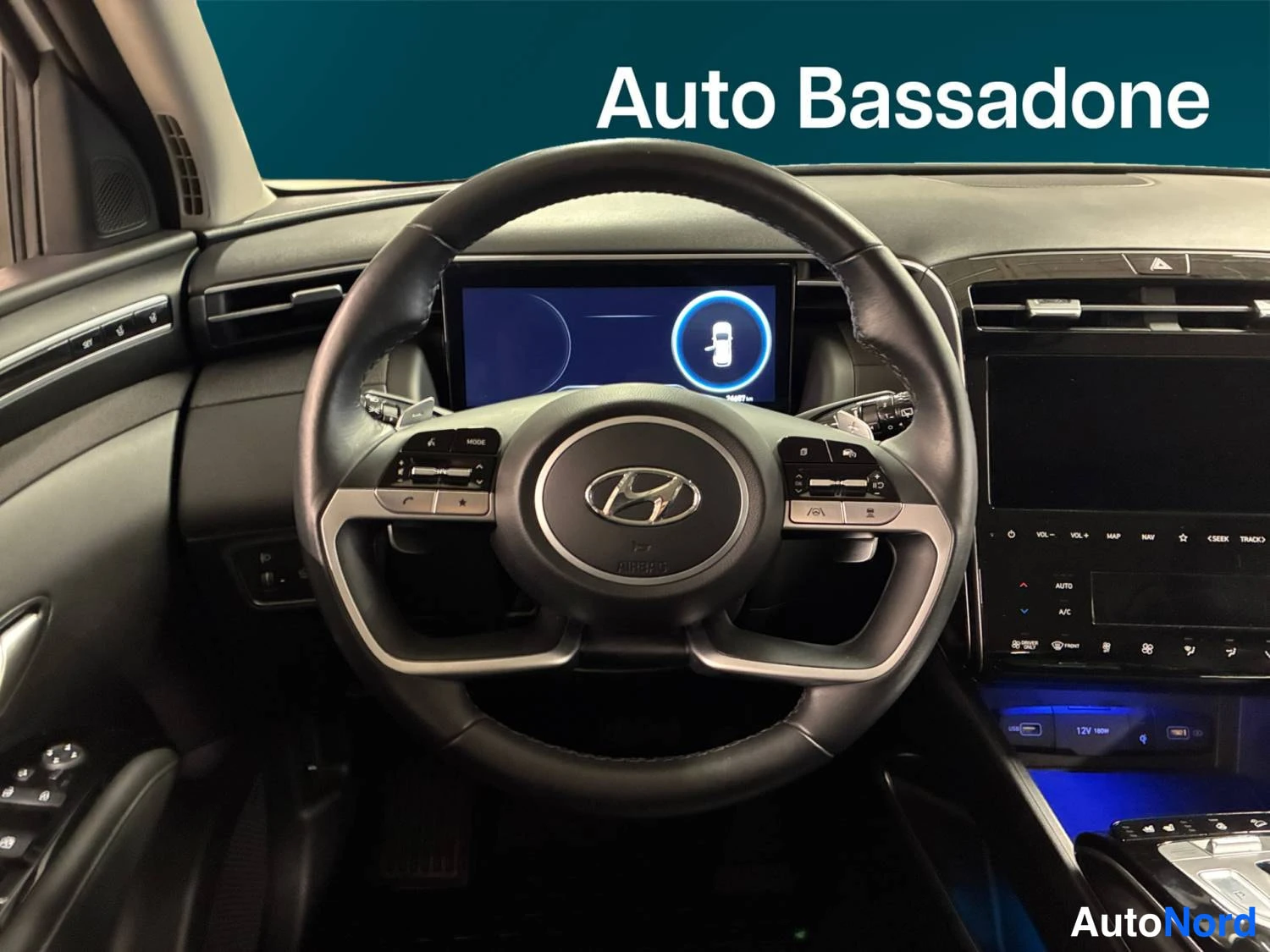 Valkoinen Hyundai Tucson 2024, ohjaamo, kuva 11