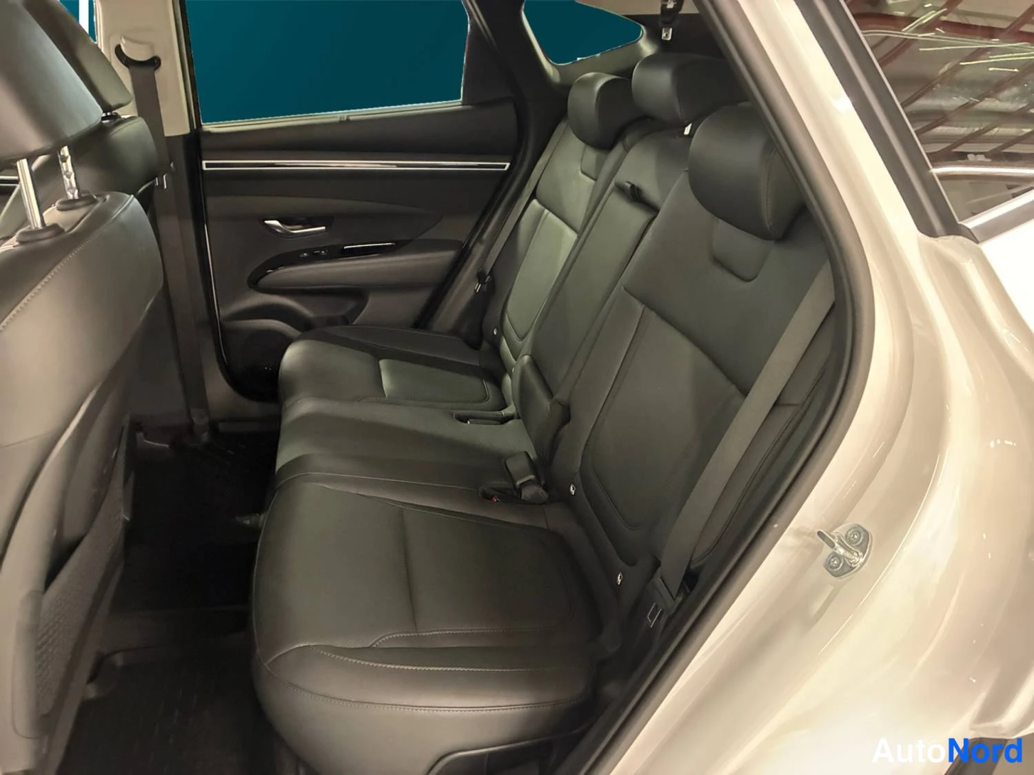 Valkoinen Hyundai Tucson 2024, takaistuimet, kuva 13