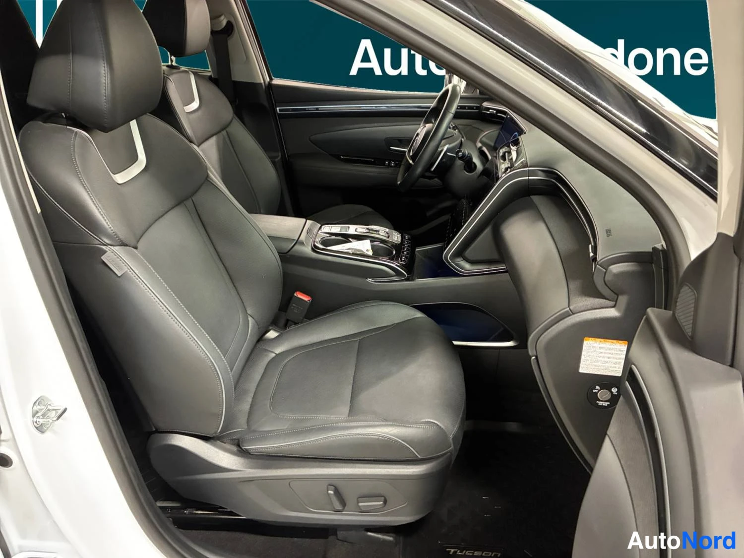Valkoinen Hyundai Tucson 2024, etuistuimet, kuva 12