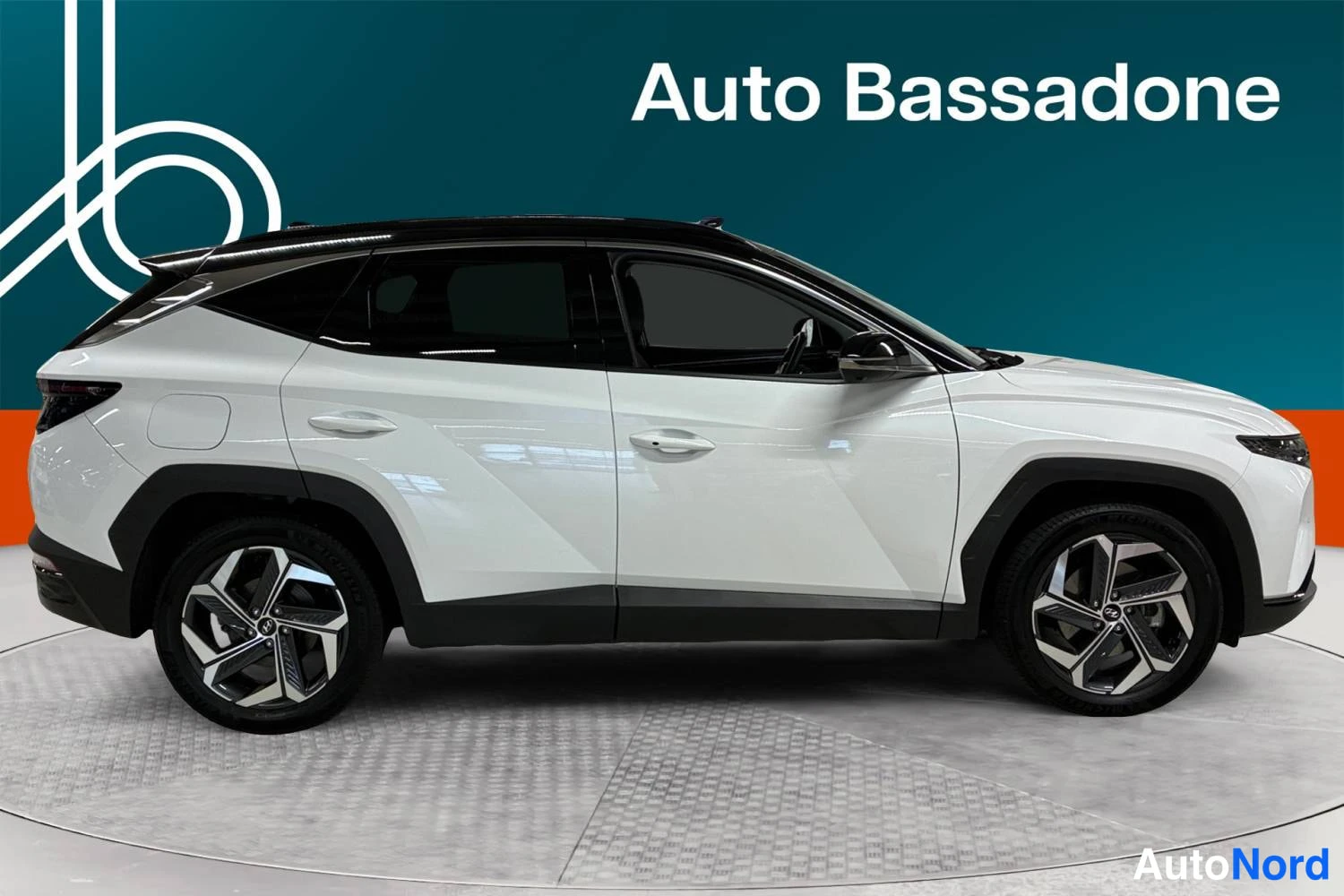Valkoinen Hyundai Tucson 2024, sivulta, kuva 5