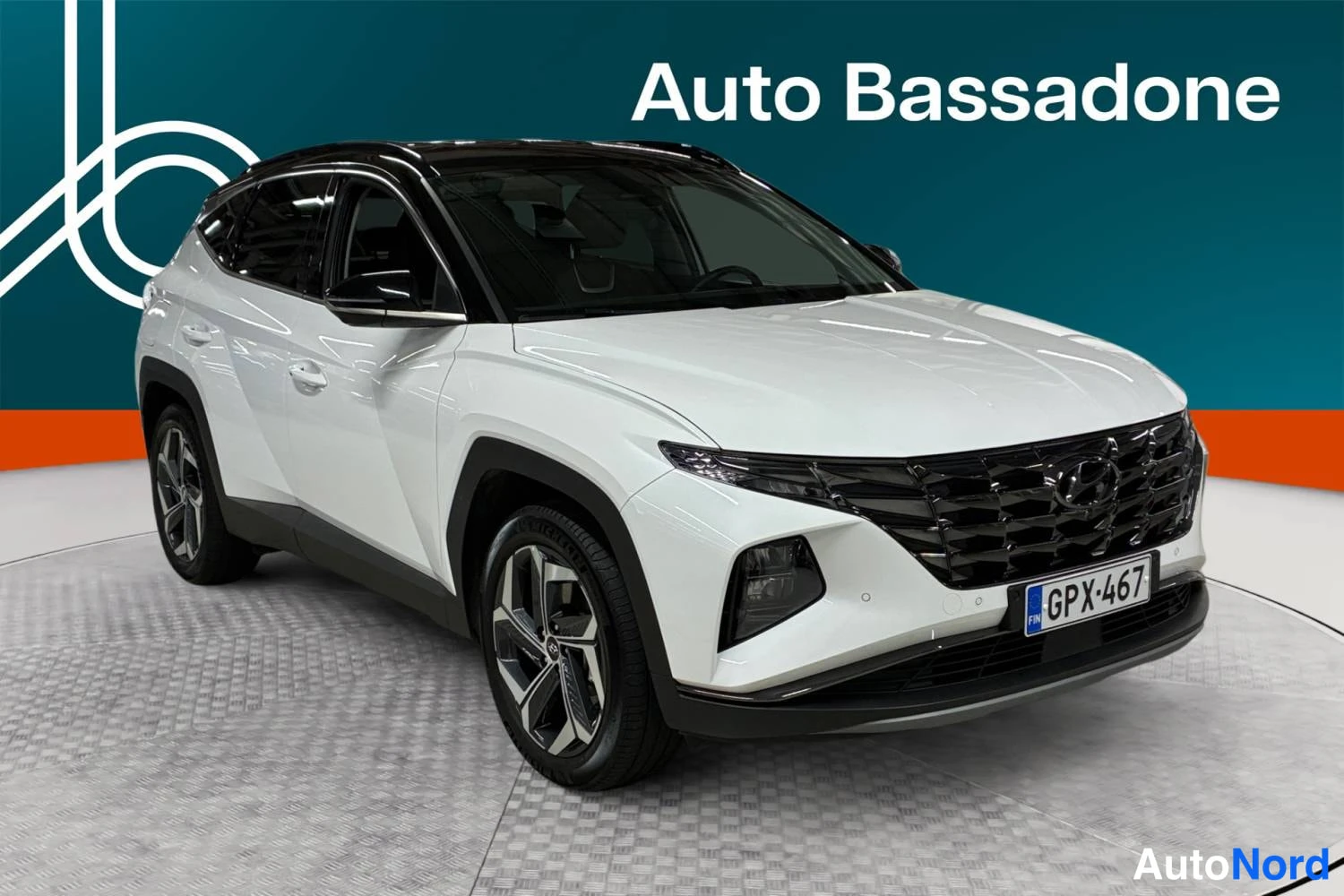 Valkoinen Hyundai Tucson 2024, etuviisto, keula oikealle, kuva 2