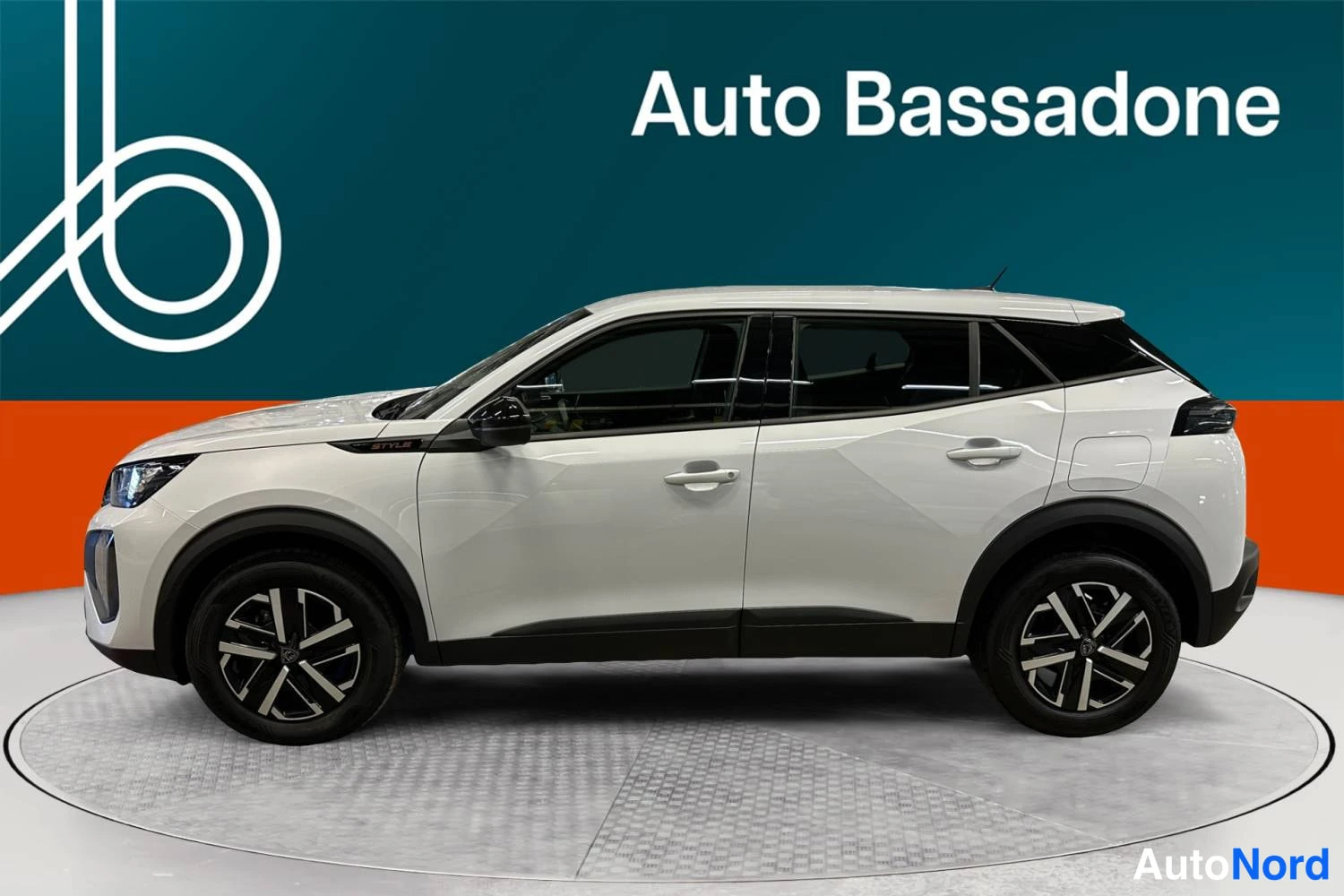 Valkoinen Peugeot 2008 2025, sivulta, kuva 5