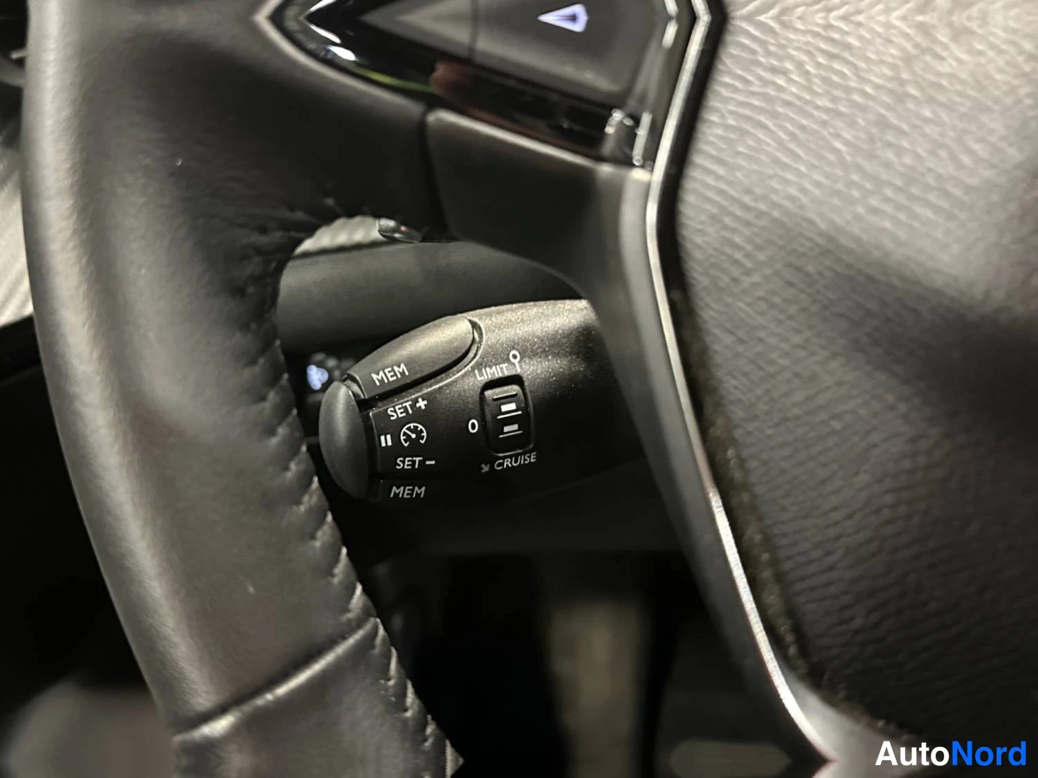 Valkoinen Peugeot 2008 2025, yksityiskohta, kuva 21