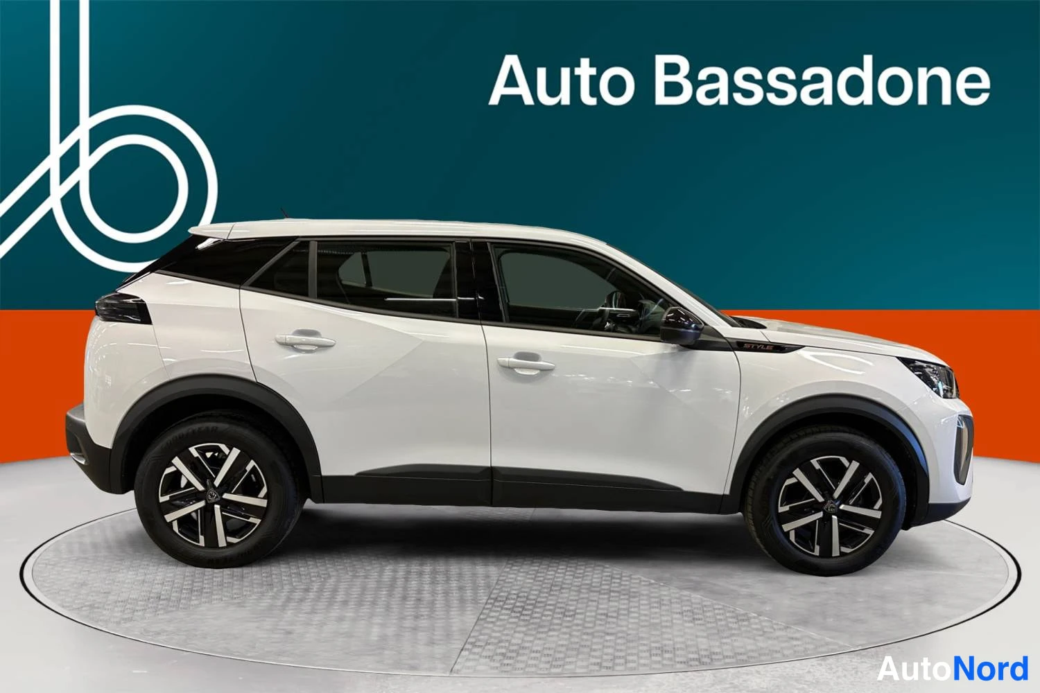 Valkoinen Peugeot 2008 2025, etuviisto, keula oikealle, kuva 2