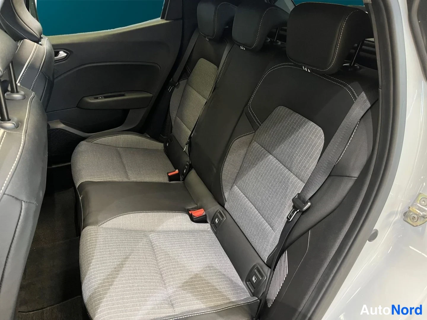 Harmaa Renault Clio 2023, takaistuimet, kuva 13