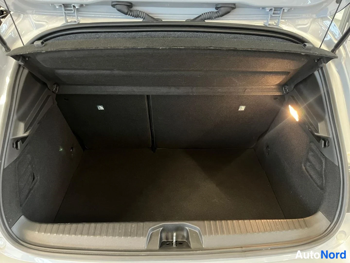 Harmaa Renault Clio 2023, tavaratila, kuva 14