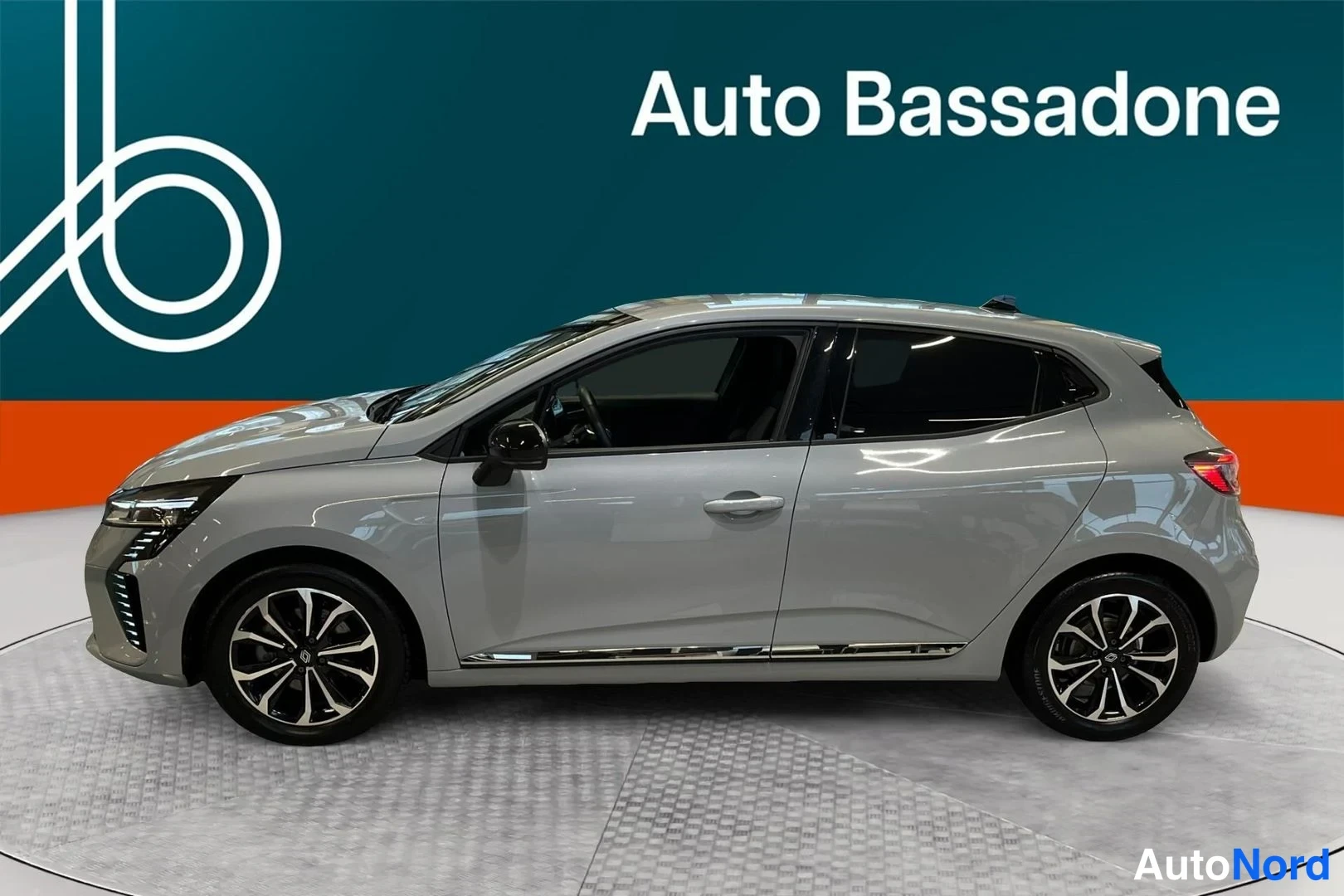 Harmaa Renault Clio 2023, sivulta, kuva 5
