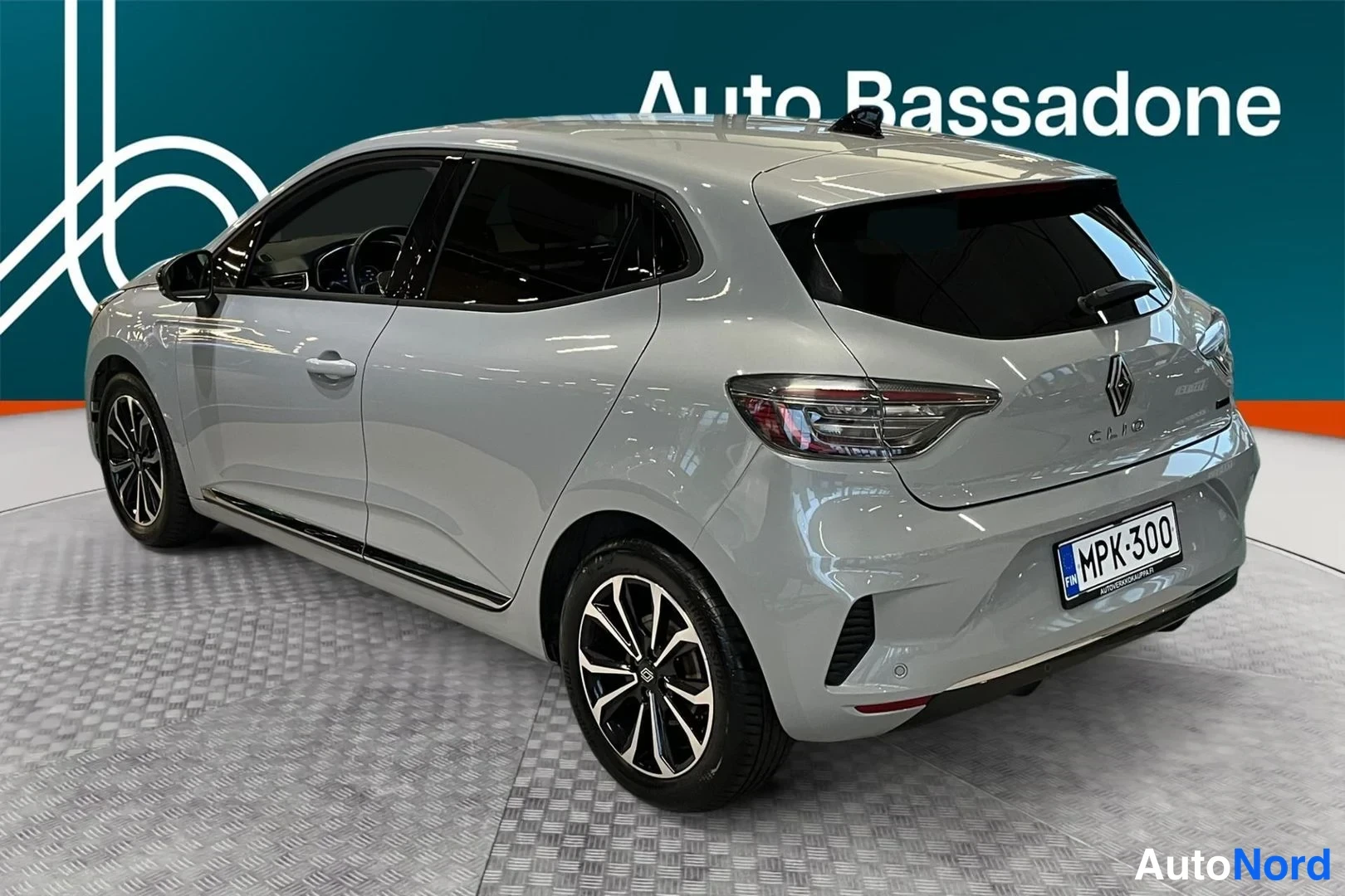 Harmaa Renault Clio 2023, takaviisto, kuva 6