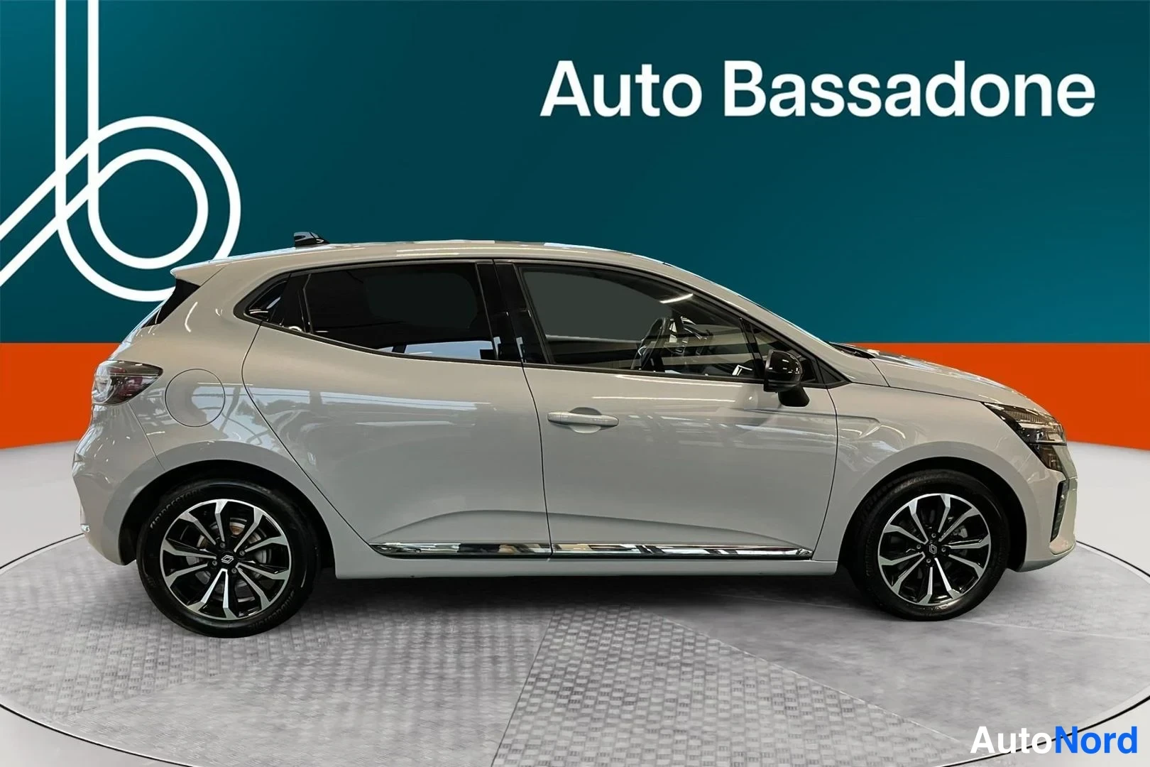 Harmaa Renault Clio 2023, etuviisto, keula oikealle, kuva 2