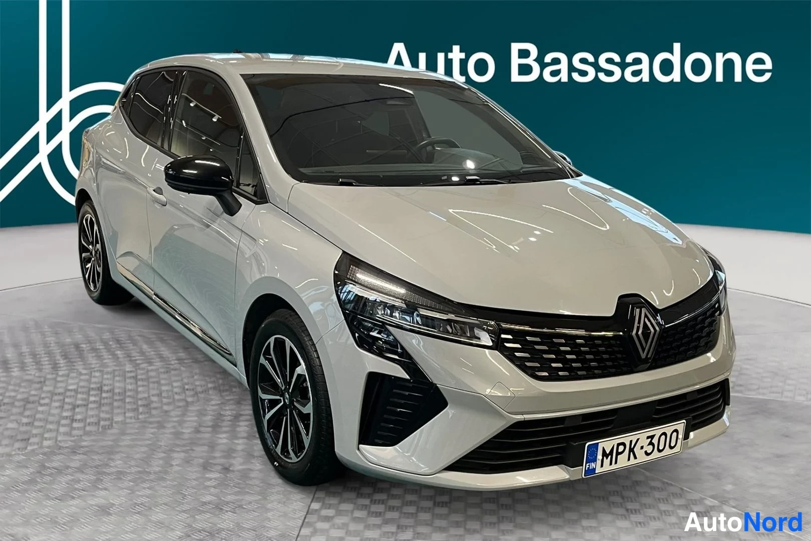 Harmaa Renault Clio 2023, etuviisto, keula oikealle, kuva 3