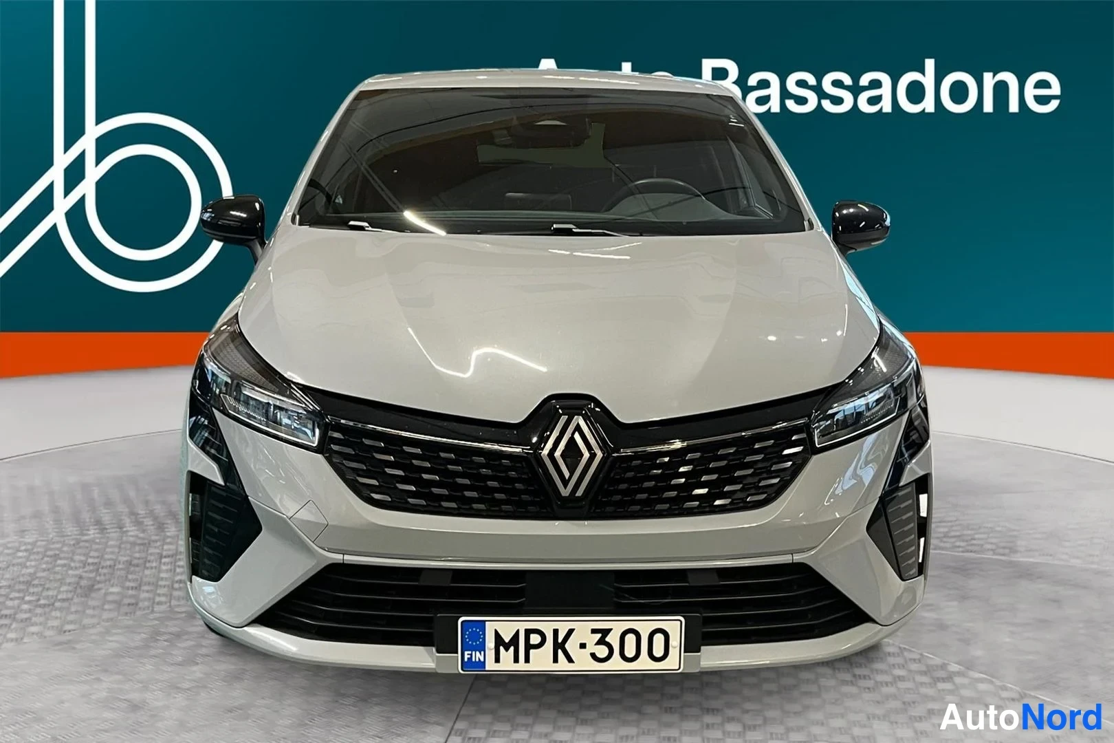 Harmaa Renault Clio 2023, edestä, kuva 4