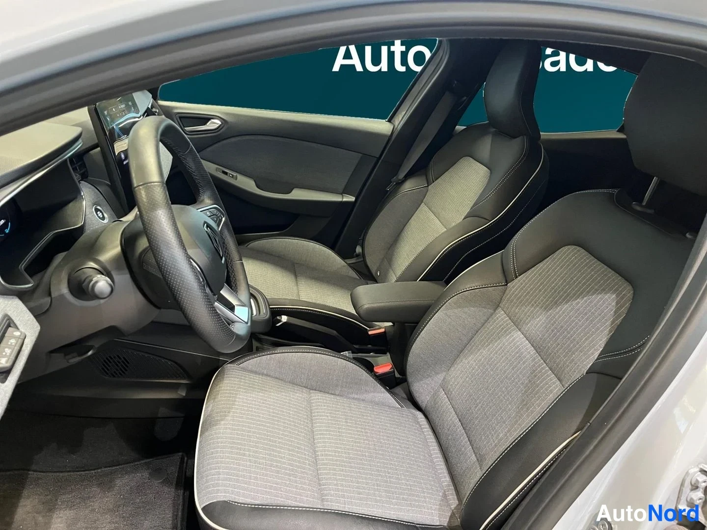 Harmaa Renault Clio 2023, etuistuimet, kuva 11