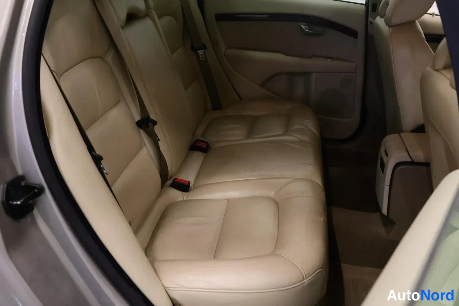 Harmaa Volvo V70 2008, takaistuimet, kuva 12
