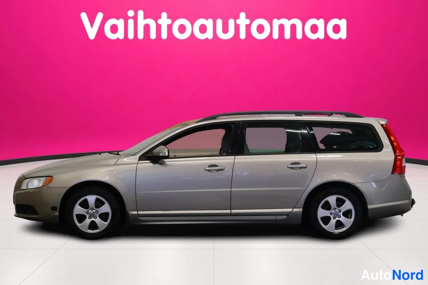 Harmaa Volvo V70 2008, sivulta, kuva 5