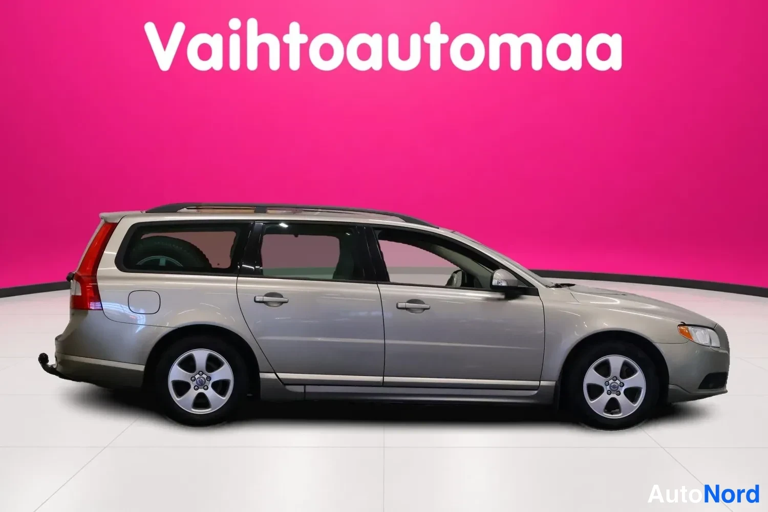 Harmaa Volvo V70 2008, sivulta, kuva 4