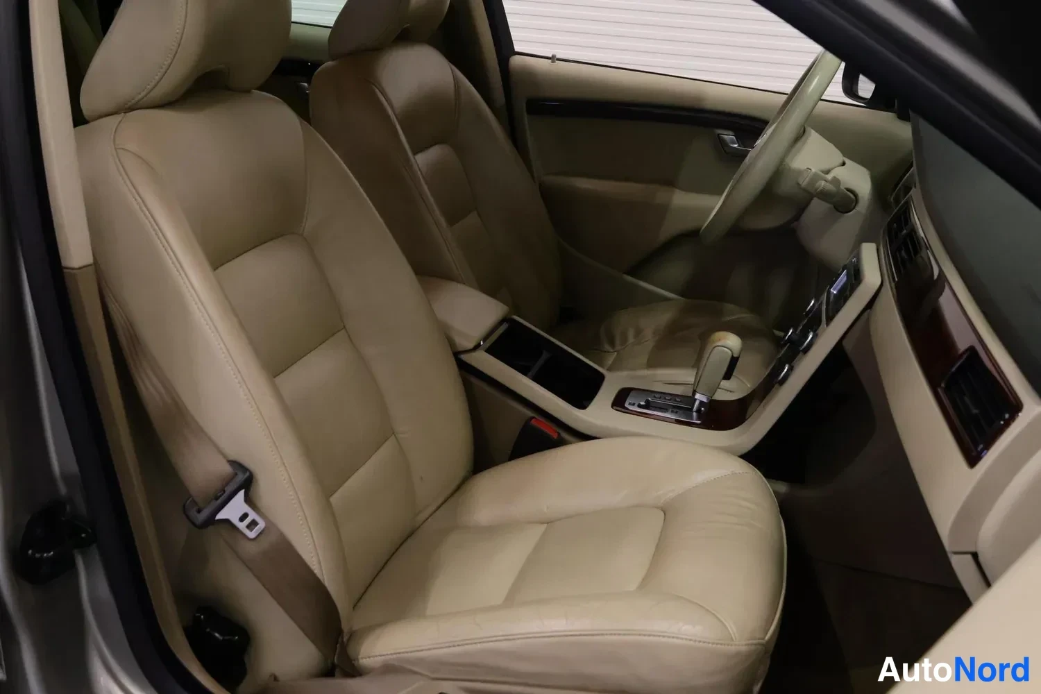 Harmaa Volvo V70 2008, etuistuimet, kuva 10