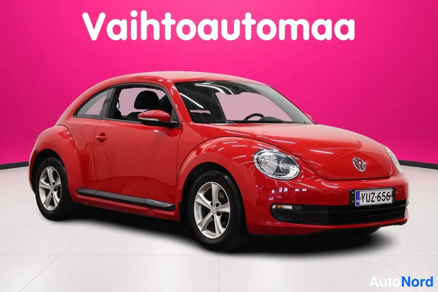 Punainen Volkswagen Beetle 2012, etuviisto, keula oikealle, kuva 2