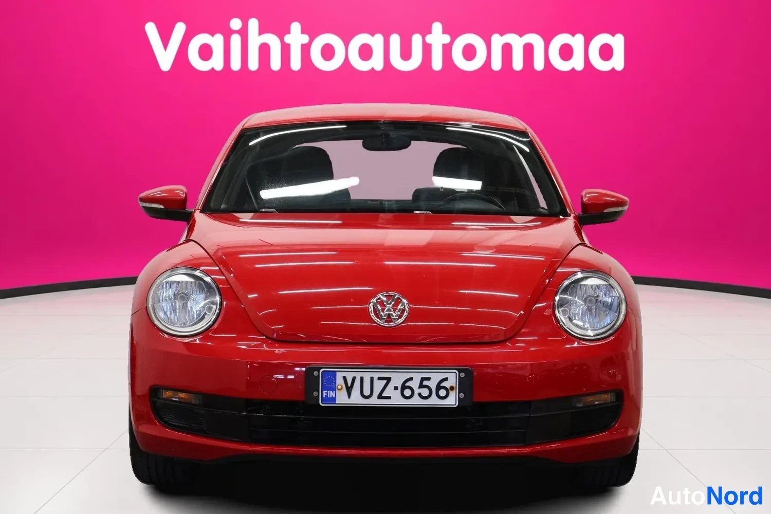Punainen Volkswagen Beetle 2012, edestä, kuva 3