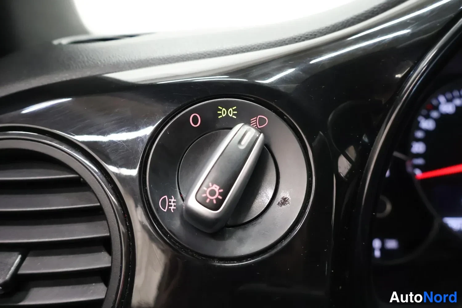 Punainen Volkswagen Beetle 2012, yksityiskohta, kuva 12