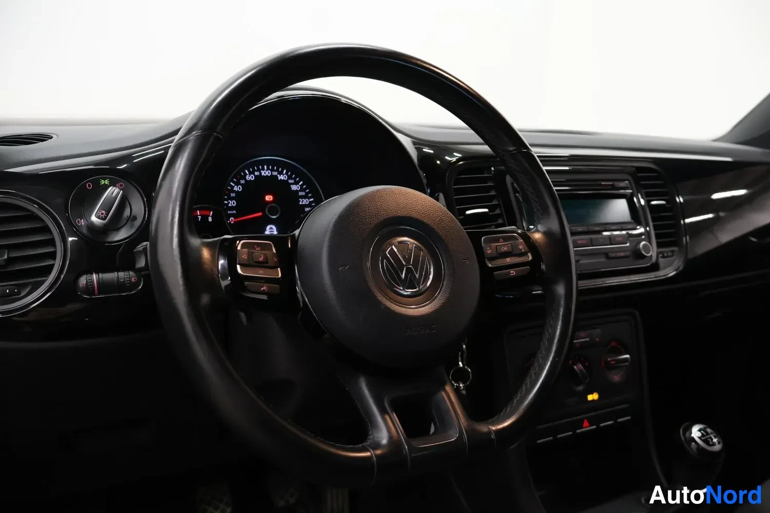 Punainen Volkswagen Beetle 2012, ohjaamo, kuva 8