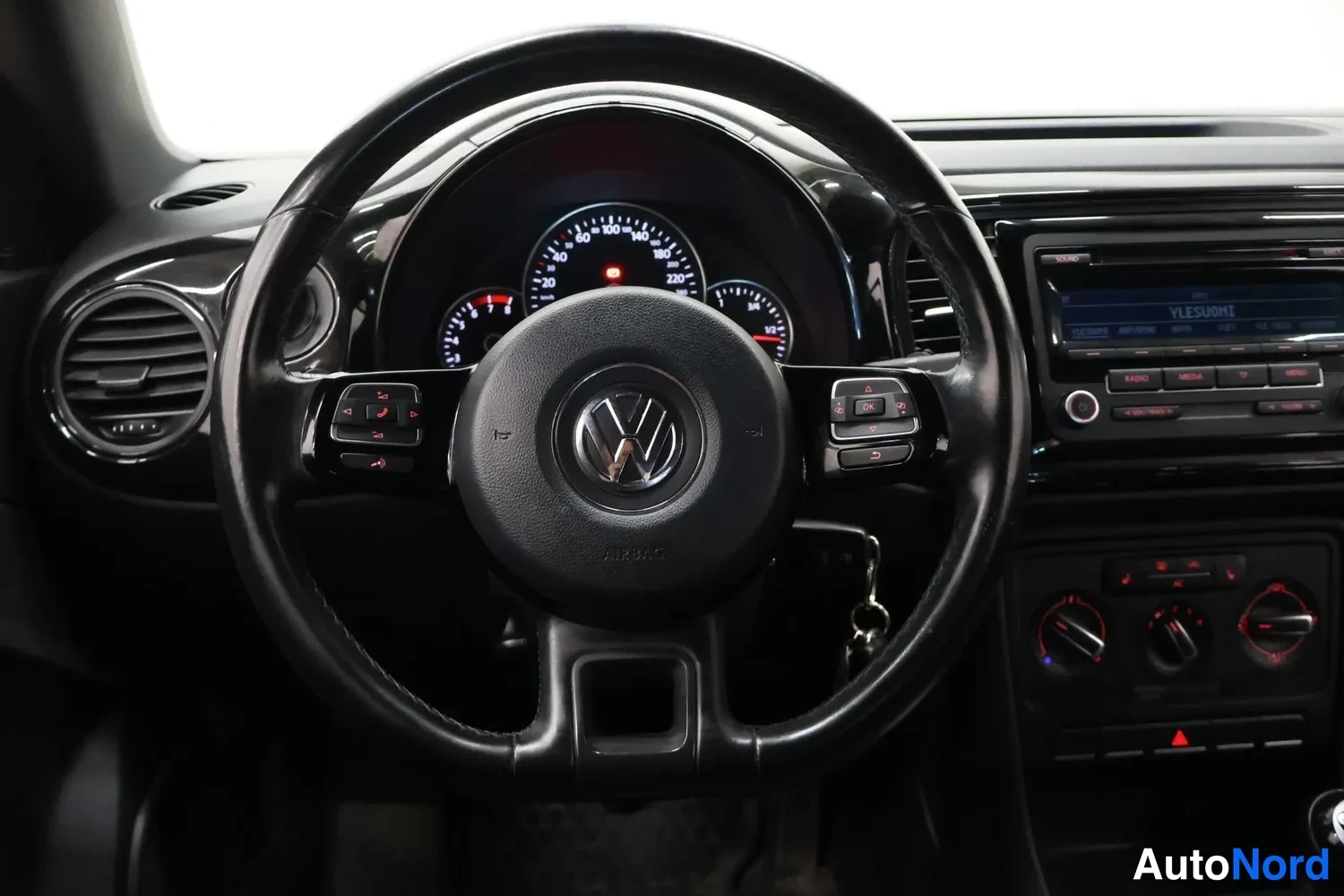 Punainen Volkswagen Beetle 2012, ohjaamo, kuva 7
