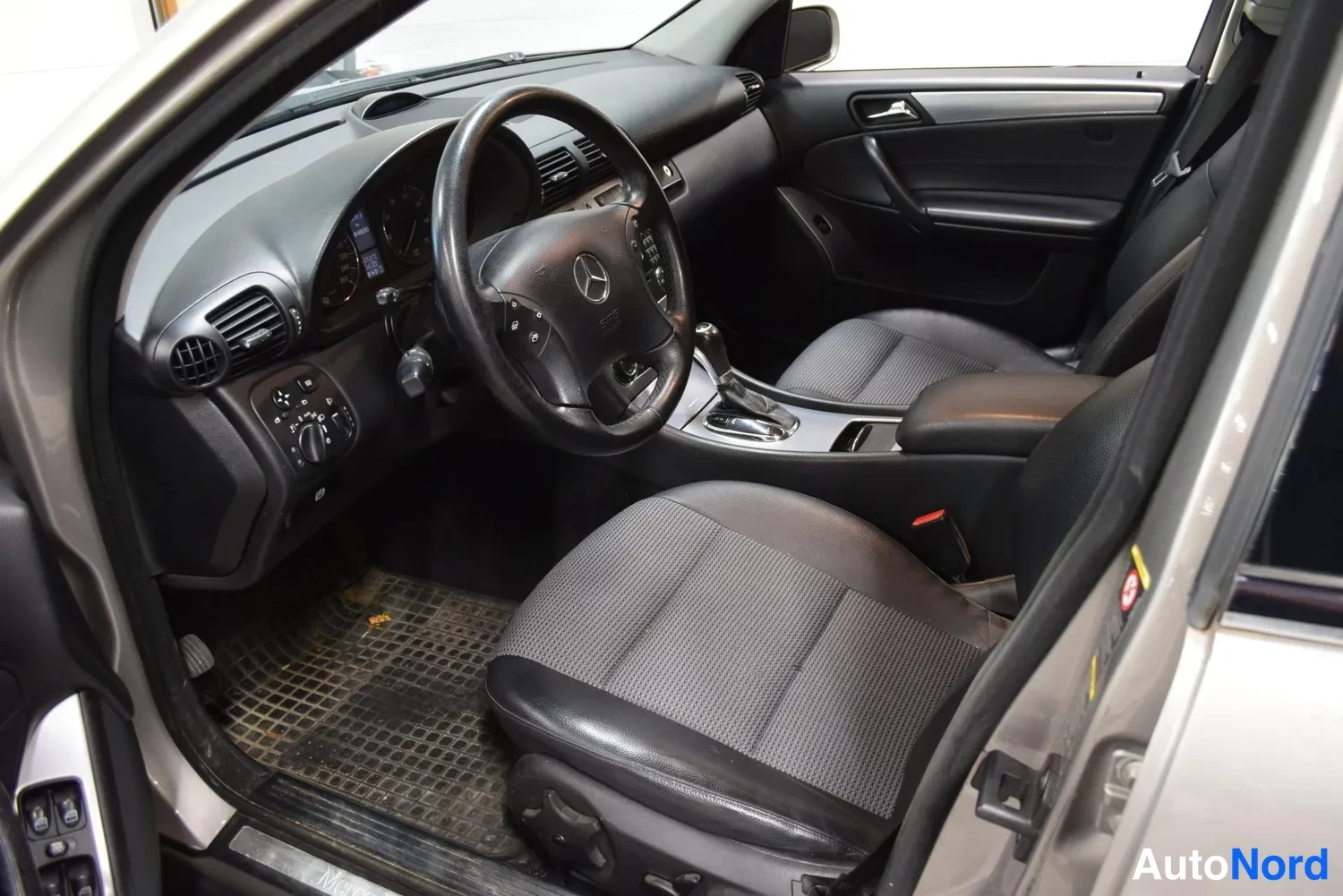 Harmaa Mercedes-Benz C 180 2007, ohjaamo, kuva 3