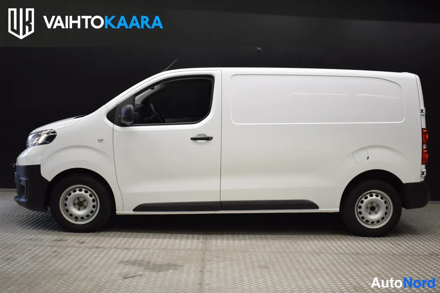 Valkoinen Toyota Proace 2020, etuviisto, keula vasemmalle, kuva 3