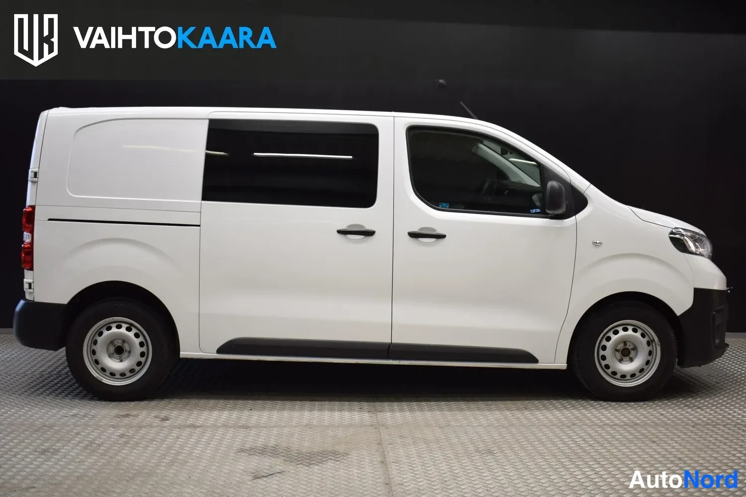 Valkoinen Toyota Proace 2020, sivulta, kuva 5