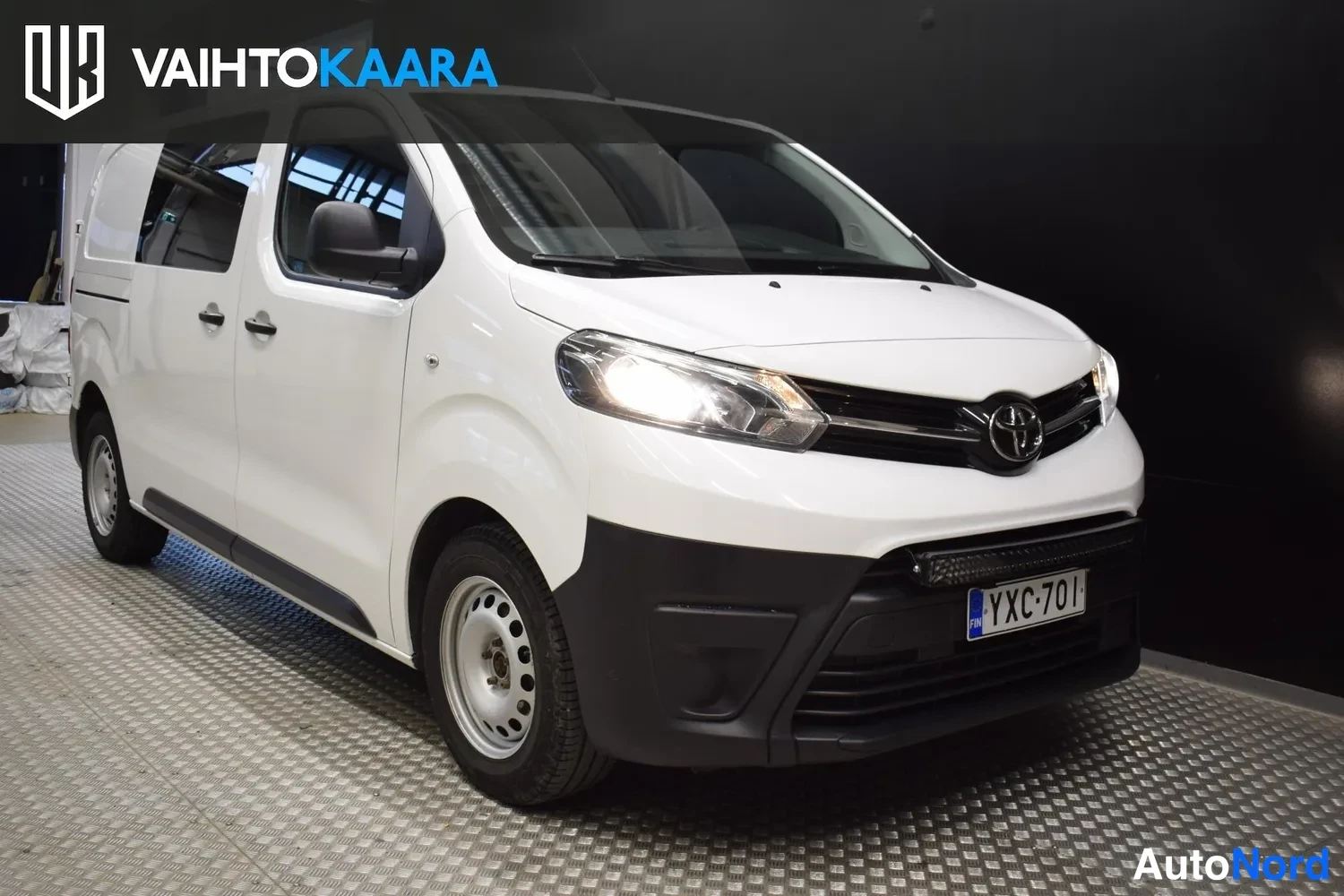 Valkoinen Toyota Proace 2020, etuviisto, keula oikealle, kuva 4