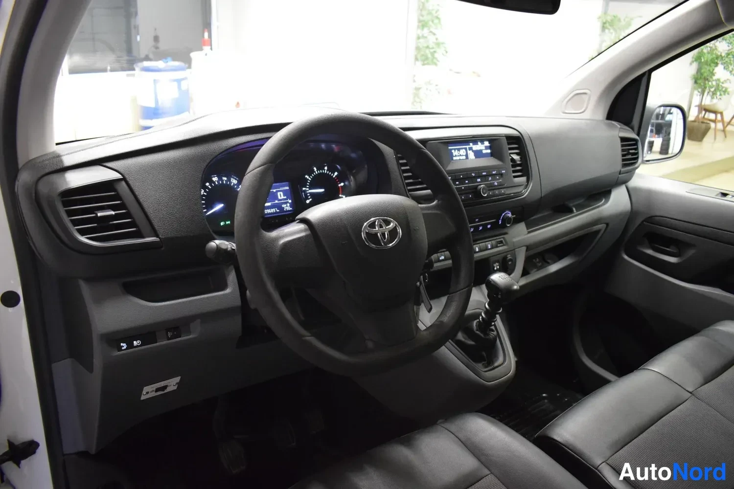 Valkoinen Toyota Proace 2020, ohjaamo, kuva 9