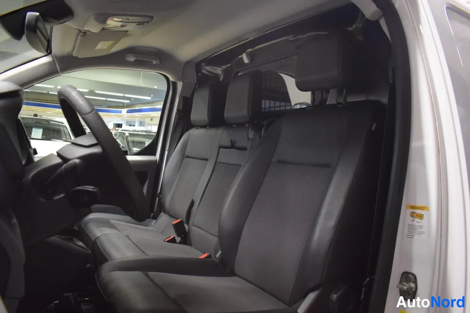 Valkoinen Toyota Proace 2020, etuistuimet, kuva 13