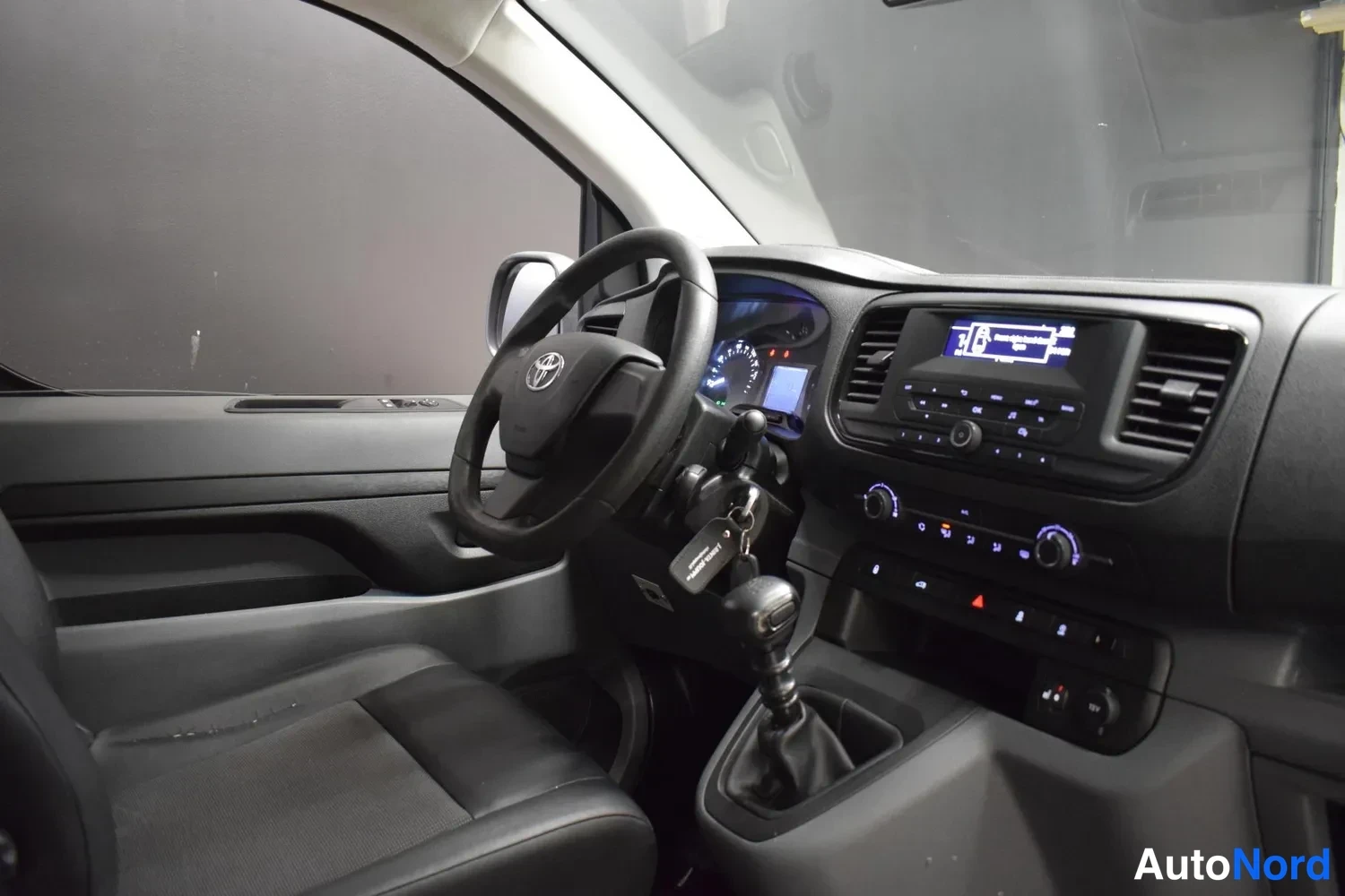 Valkoinen Toyota Proace 2020, ohjaamo, kuva 10