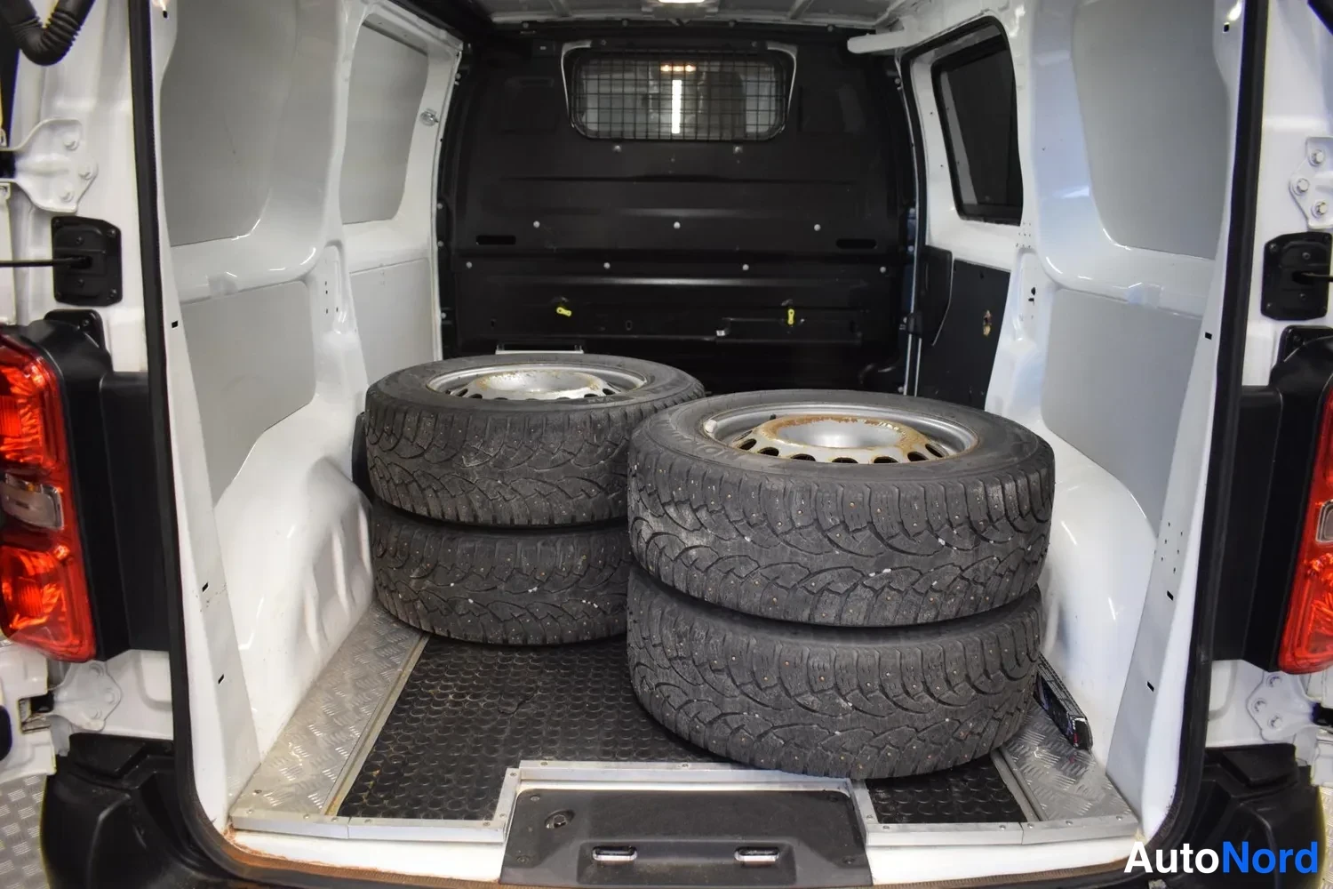 Valkoinen Toyota Proace 2020, tavaratila, kuva 17