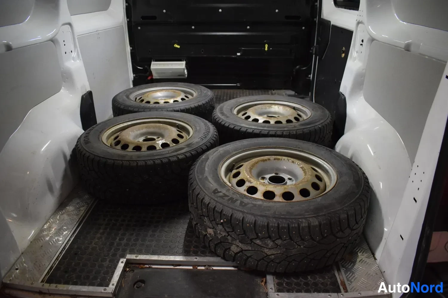 Valkoinen Toyota Proace 2020, tavaratila, kuva 4