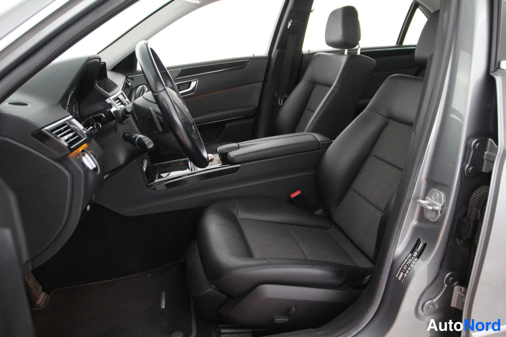 Hopea Mercedes-Benz E 200 d 2012, etuistuimet, kuva 12