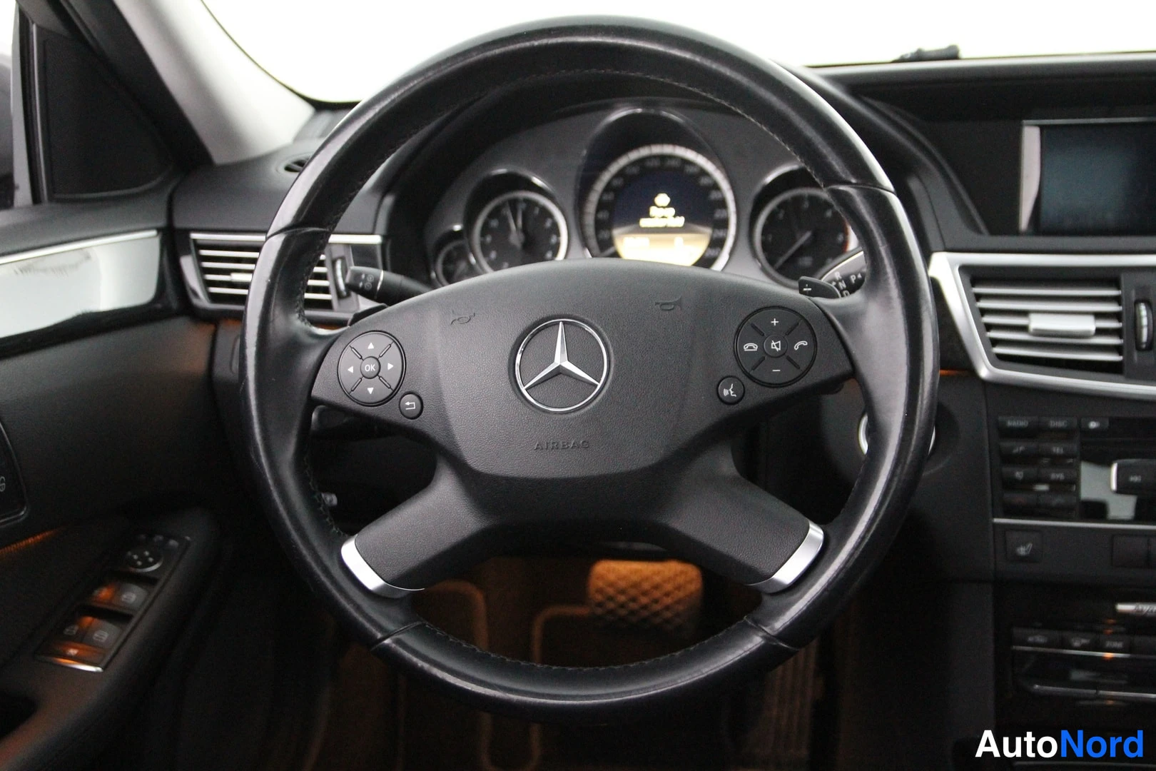 Hopea Mercedes-Benz E 200 d 2012, ohjaamo, kuva 10