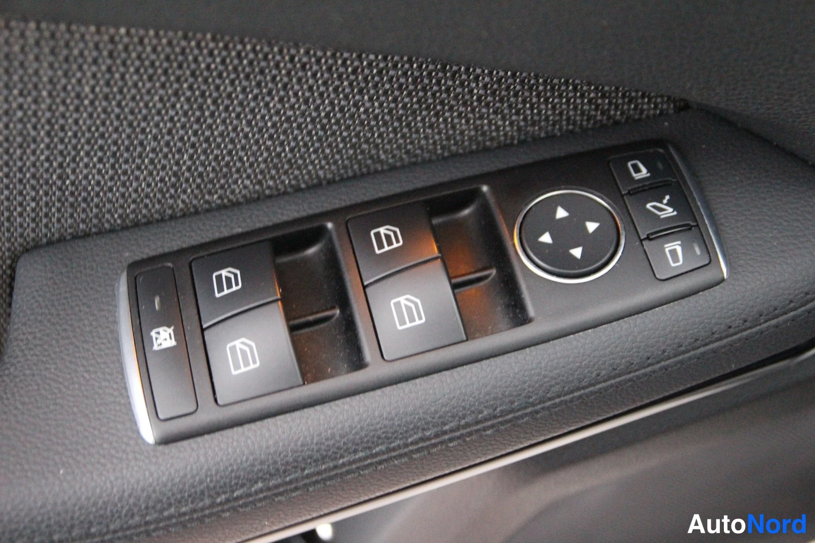 Hopea Mercedes-Benz E 200 d 2012, yksityiskohta, kuva 17