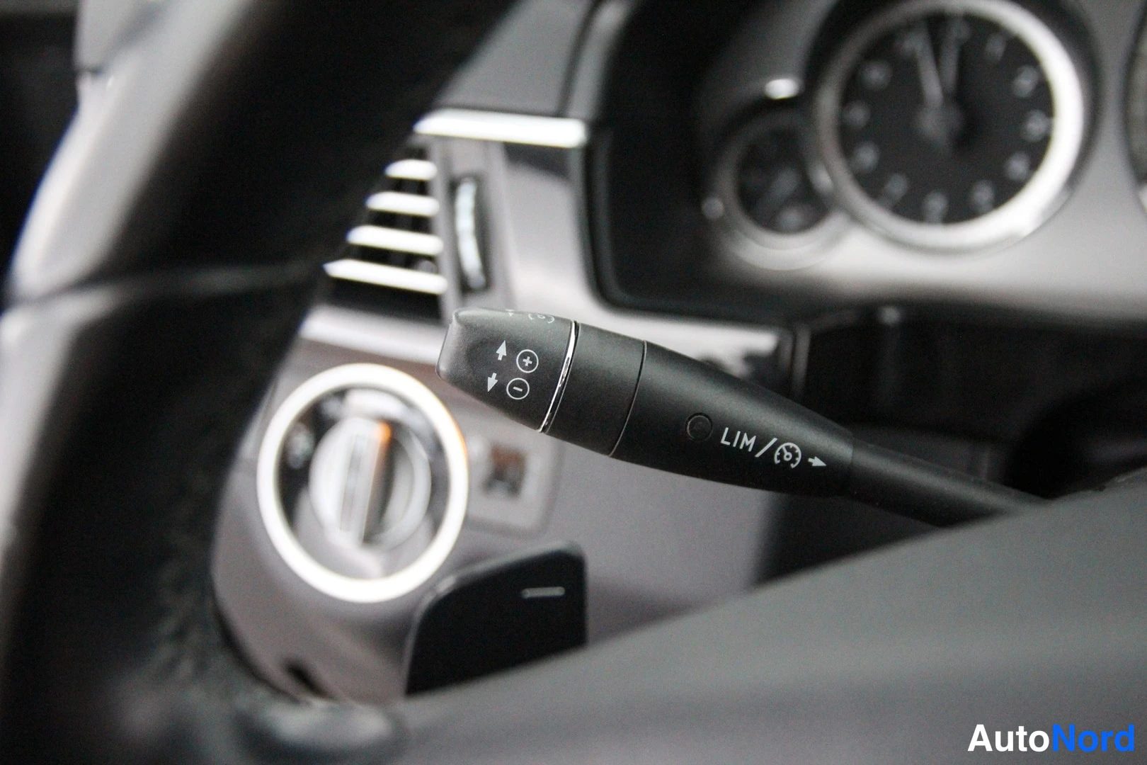 Hopea Mercedes-Benz E 200 d 2012, yksityiskohta, kuva 18
