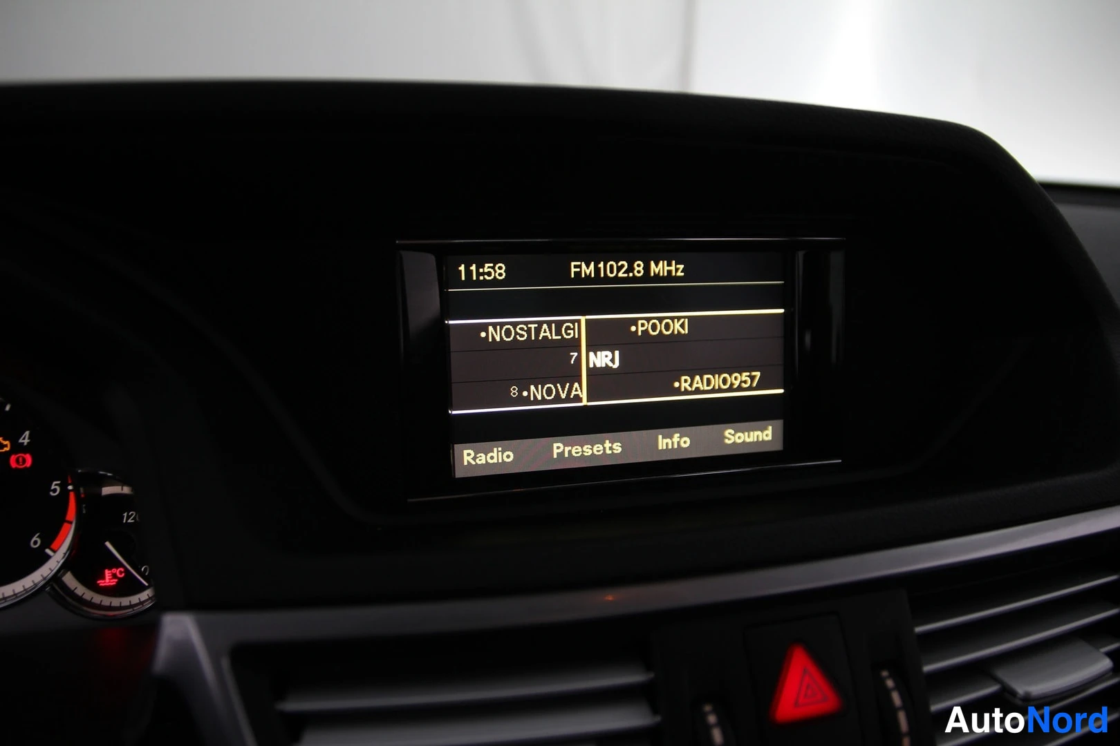 Hopea Mercedes-Benz E 200 d 2012, yksityiskohta, kuva 21