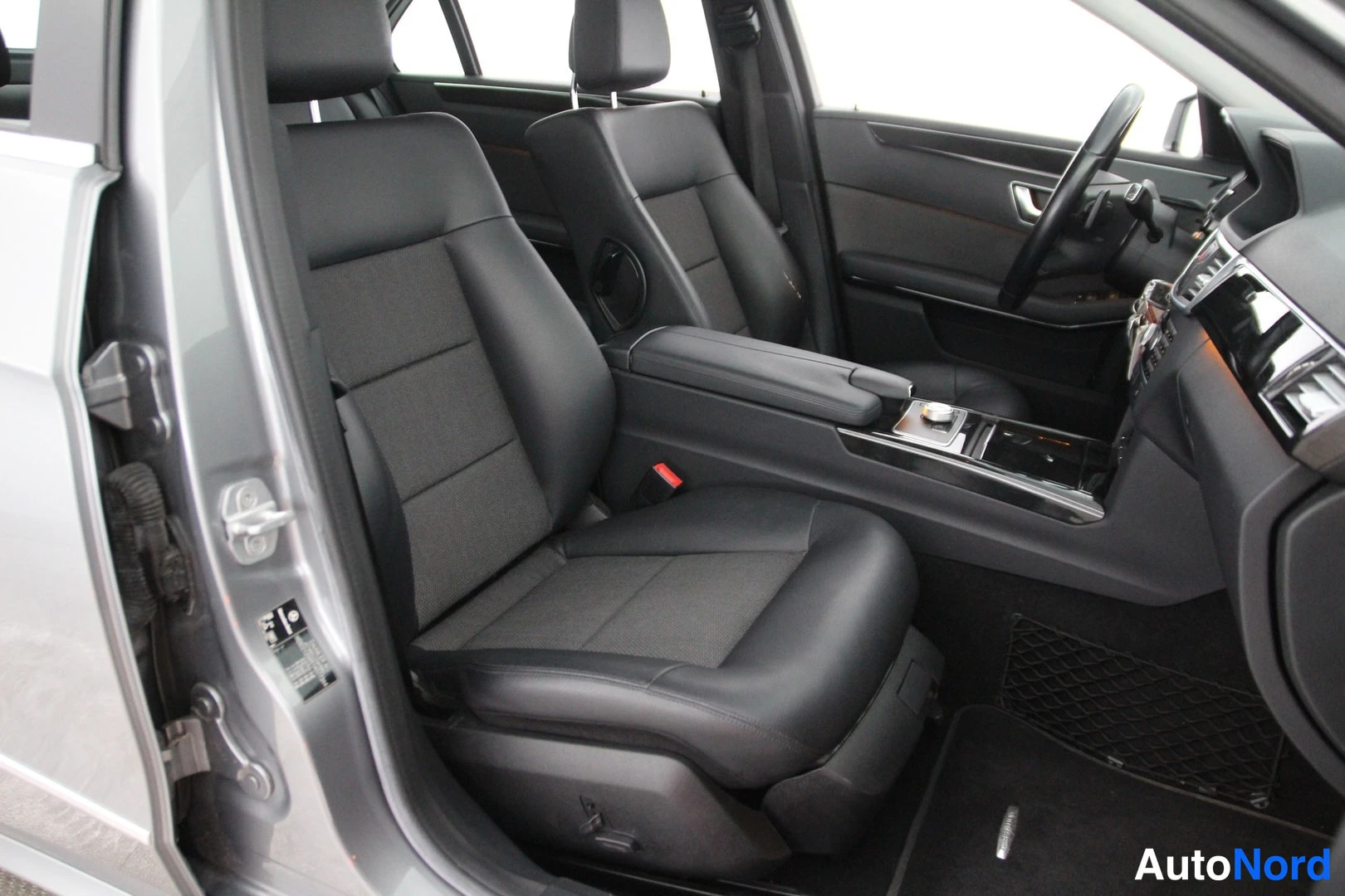 Hopea Mercedes-Benz E 200 d 2012, etuistuimet, kuva 13
