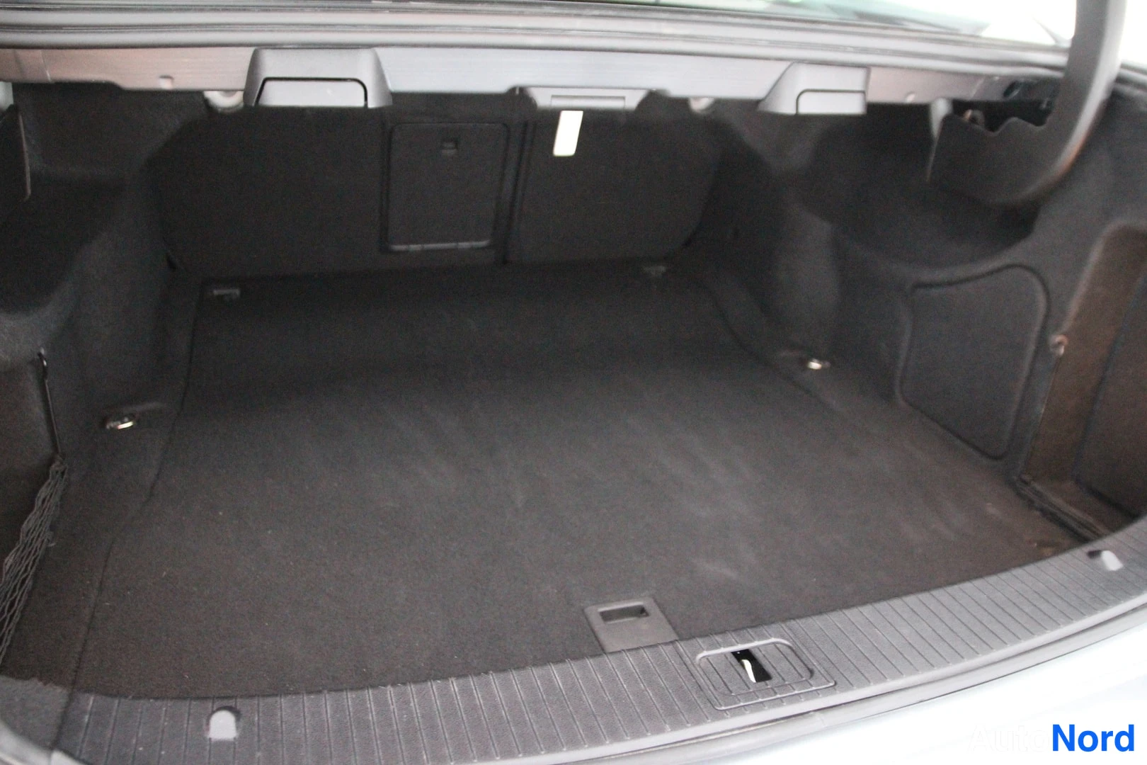 Hopea Mercedes-Benz E 200 d 2012, tavaratila, kuva 16