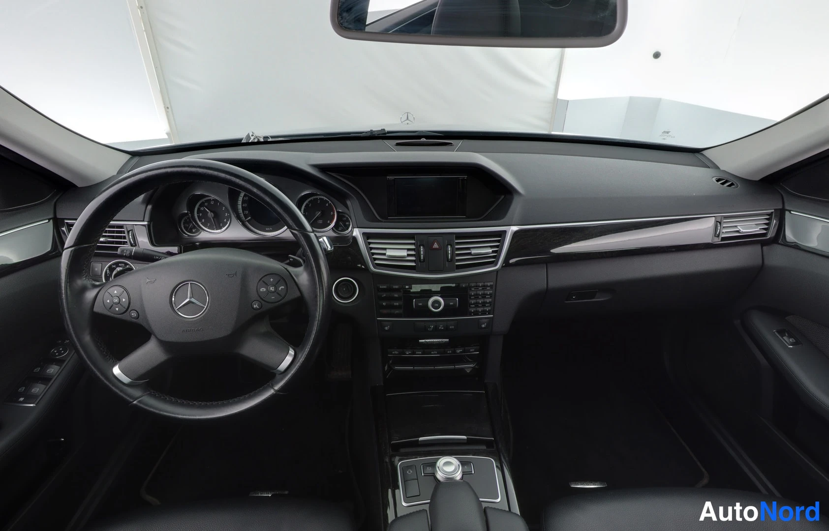 Hopea Mercedes-Benz E 200 d 2012, ohjaamo, kuva 7