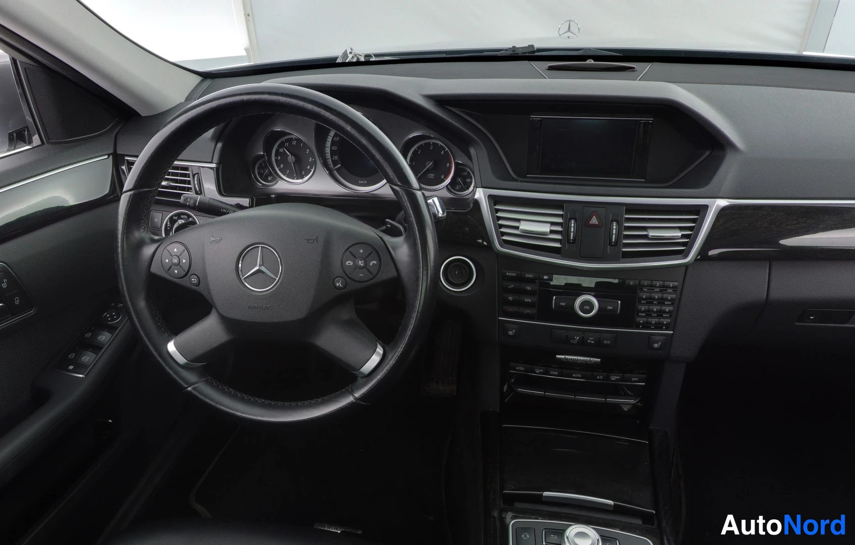 Hopea Mercedes-Benz E 200 d 2012, ohjaamo, kuva 8