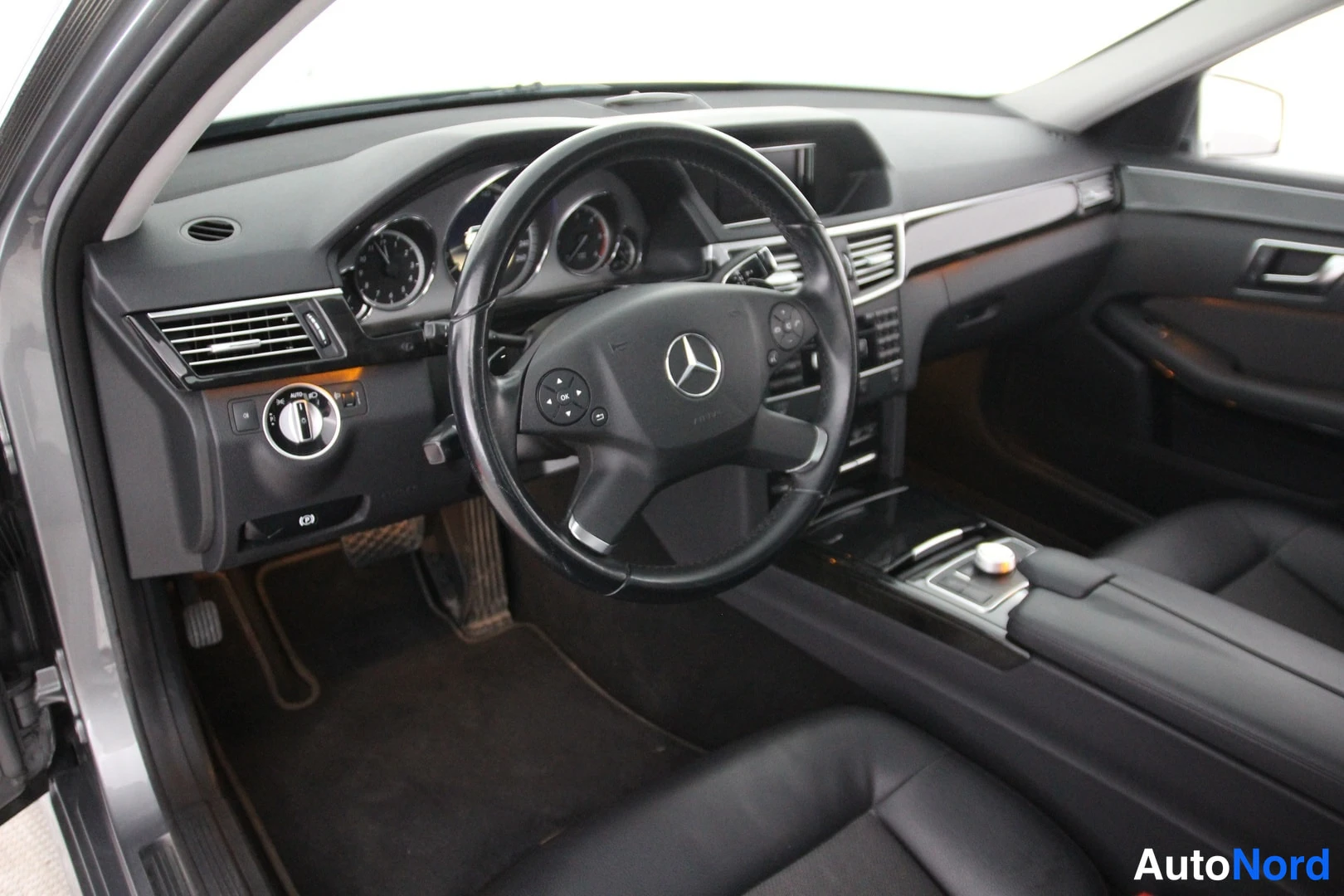 Hopea Mercedes-Benz E 200 d 2012, ohjaamo, kuva 9