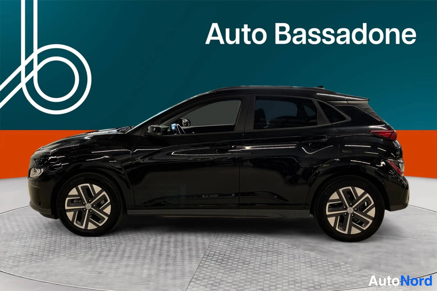 Musta Hyundai Kona electric 2021, etuviisto, keula vasemmalle, kuva 2