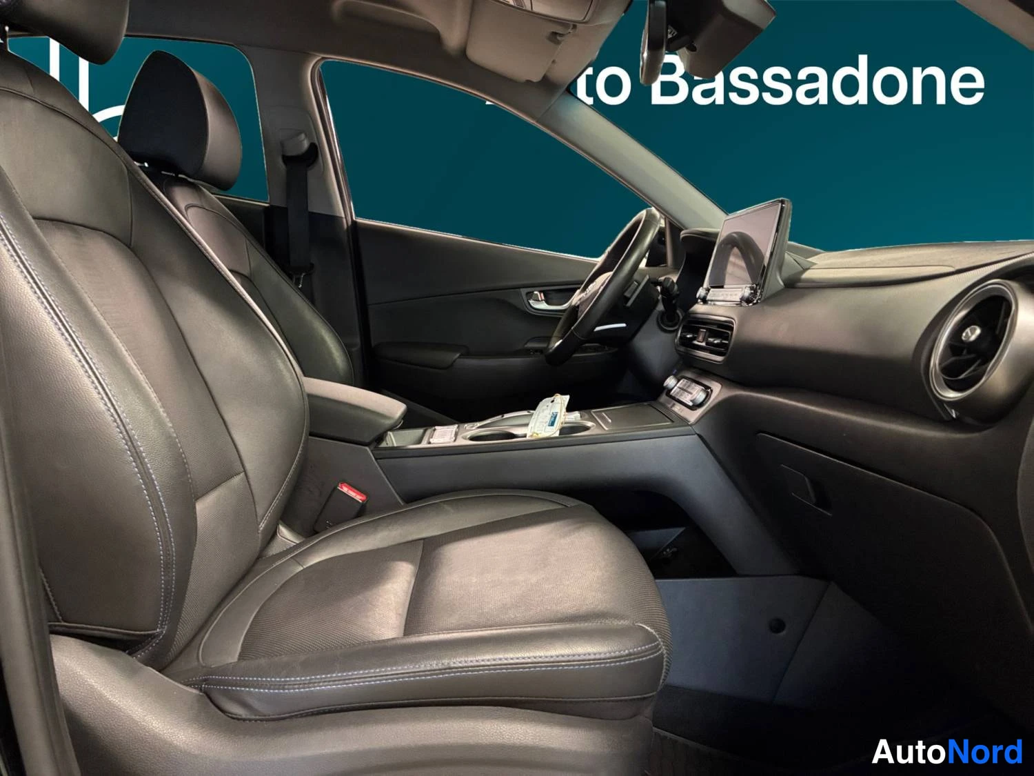 Musta Hyundai Kona electric 2021, ohjaamo, kuva 11