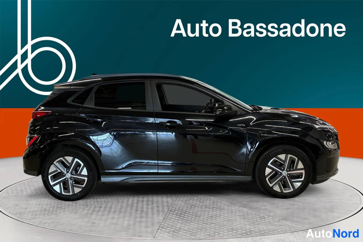 Musta Hyundai Kona electric 2021, sivulta, kuva 5