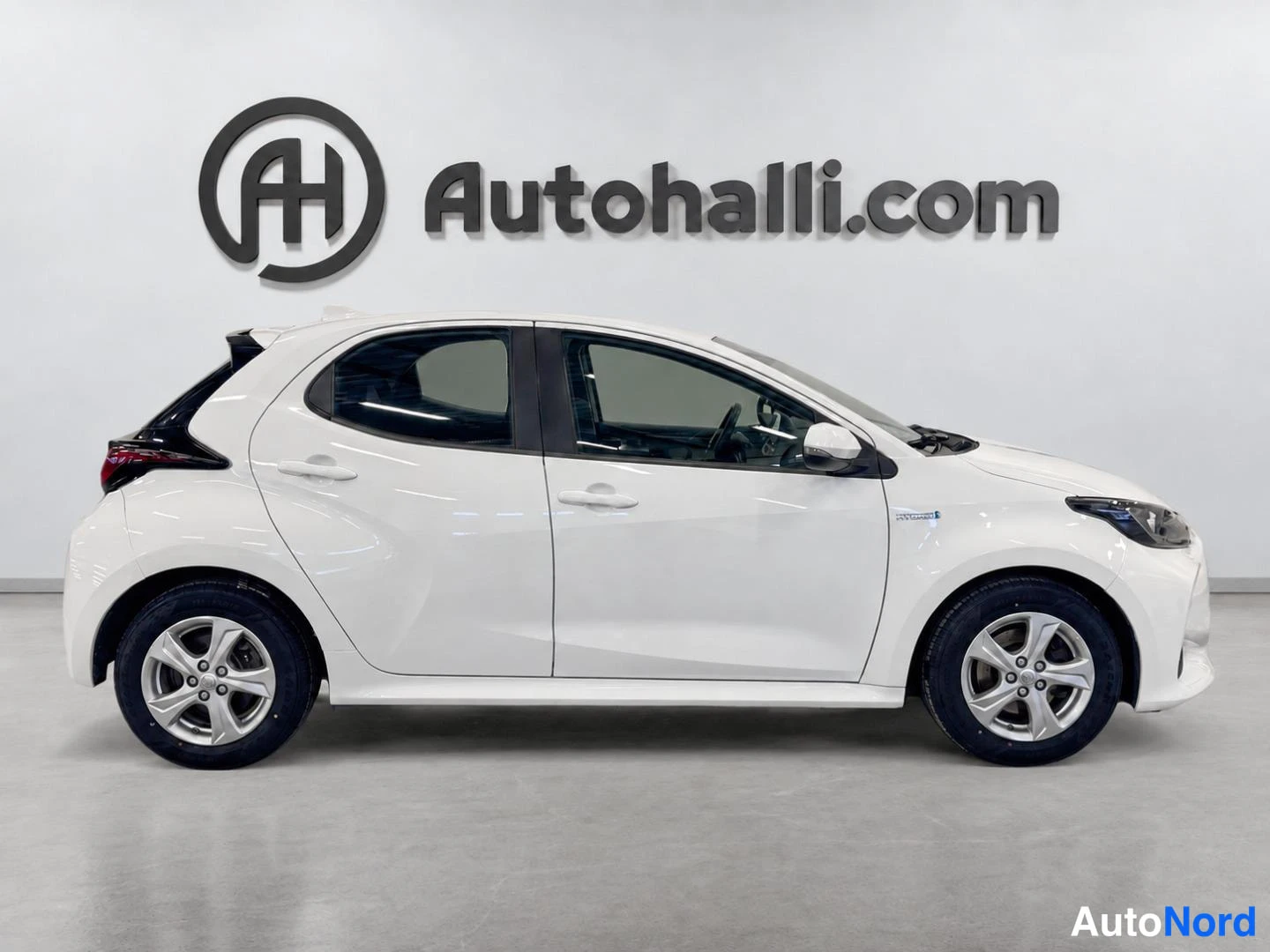 Valkoinen Toyota Yaris 2021, etuviisto, keula oikealle, kuva 3